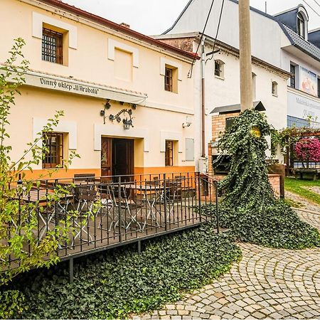 Sklep U Hrabalu Aparthotel Hustopece Bagian luar foto