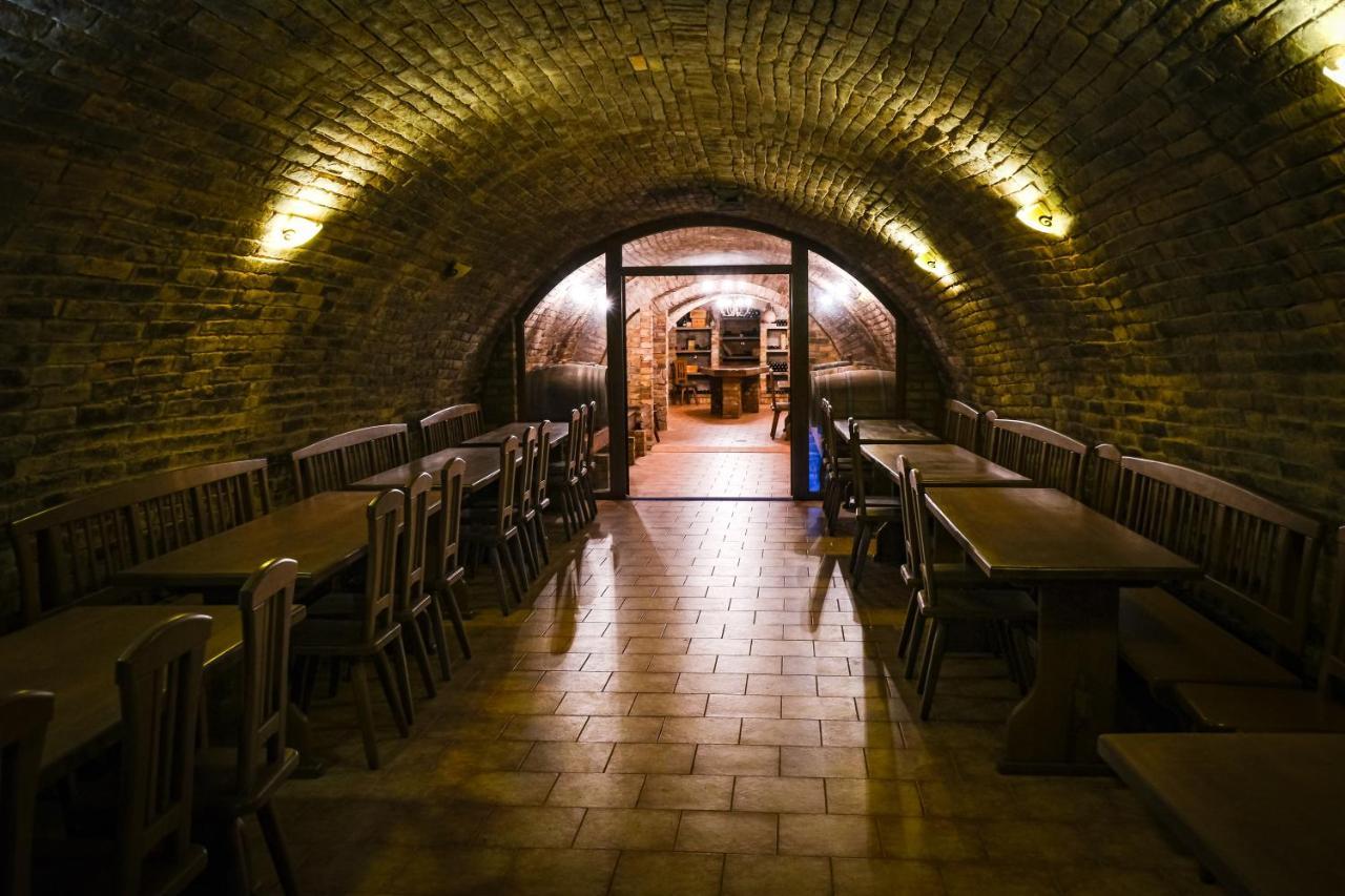 Sklep U Hrabalu Aparthotel Hustopece Bagian luar foto