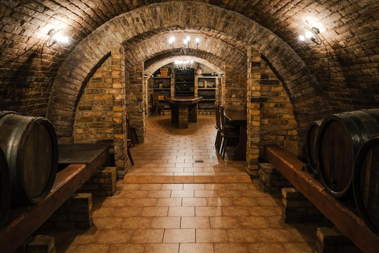 Sklep U Hrabalu Aparthotel Hustopece Bagian luar foto